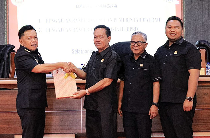 Bupati Asmar menyampaikan Ranperda usulan Pemkab kepada Ketua Dewan Khalid Ali dan unsur lainnya, di Balai Sidang, Rabu (14/5/2025) siang.