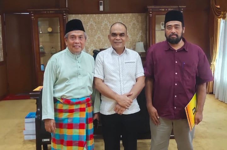 Ketua Ketum DPH LAMR Datuk Seri Taufik Ikram Jamil didampingi Bendahara Umum Datuk M Fadhli, saat bertemua Ketua DPRD Riau Kaderismanto, Rabu (14/5/2025).