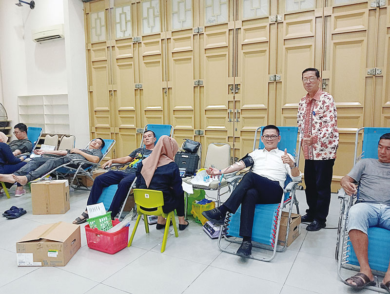 Wakil Sekretaris Mapanbumi Riau Ket Tjing (berdiri) melihat para pendonor mendonorkan darah di kegiatan bakti sosial di Pusdiklat Bumi Suci Maitreya.