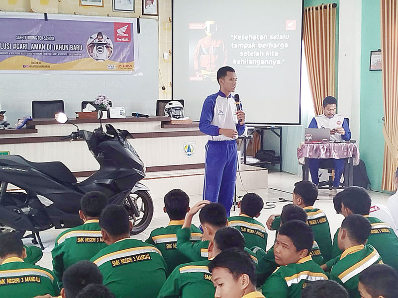 PT Capella Dinamik Nusantara (CDN) memberikan edukasi kepada siswa SMKN 3 Mandau mengenai keselamatan berkendara yang digelar di lingkungan sekolah, belum lama ini