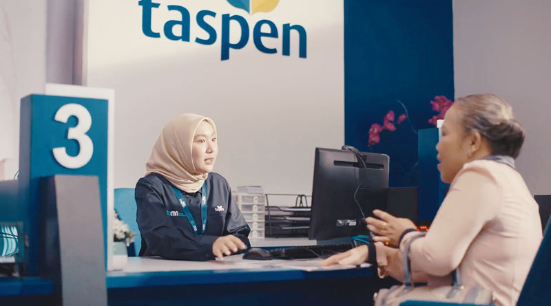 Petugas PT Taspen saat memberikan pelayanan terbaik kepada nasabah, baru-baru ini.
