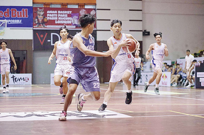 Pemain SMAN 2 Bandung Alaric Pramaldan (putih) berusaha melewati adangan pemain SMA Witama Pekanbaru saat pertandingan turnamen Rajawali Cup III 2025 di Gelanggang