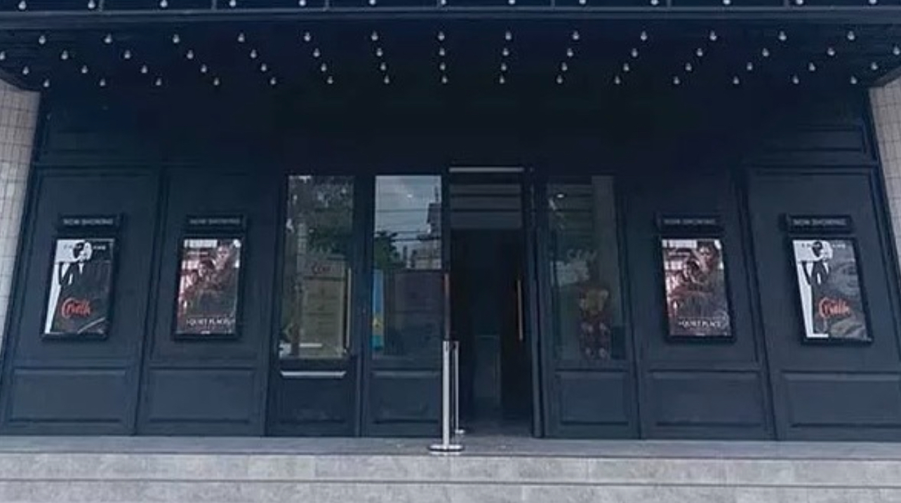 Poster film di salah satu bioskop di Pekanbaru.
