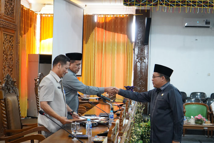 Juru bicara DPRD Kuansing, Desta Harianto menyampaikan rekomendasi DPRD Kuansing terhadap LKPj 2024, Rabu (14/5/2025) dalam paripurna DPRD.