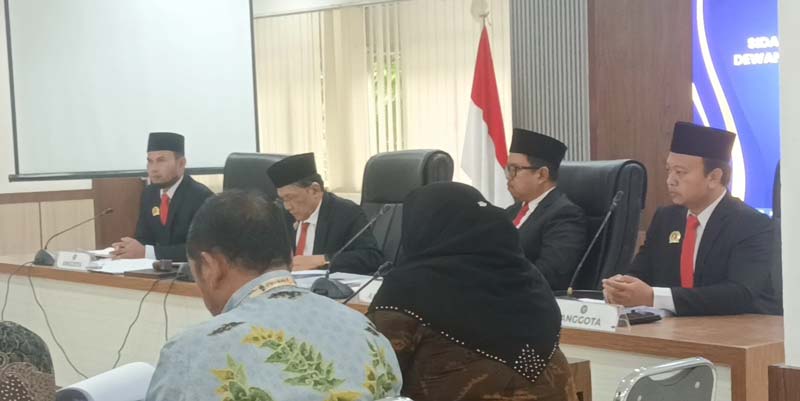 Suasana Sidang Kode Etik Penyelenggara Pemilu oleh Dewan Kehormatan Penyelenggara Pemilu di Gedung KPU Riau, Rabu (14/5/2025).