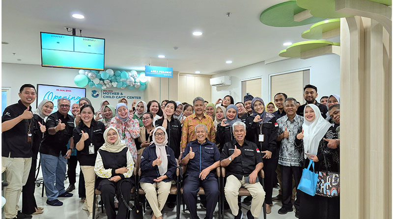 Foto bersama manajemen RS Awal Bros A Yani dan insan Awal Bros setelah kegiatan syukuran Poli Ibu dan Anak, belum lama ini.