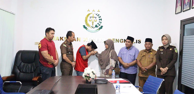 Setelah diputuskan penghentian penuntutan berdasarkan keadilan restoratif, tersangka menyalami orang tuanya di ruang Ruang Vicon Lantai 2 Kejari Bengkalis, Kamis (15/5/2025).