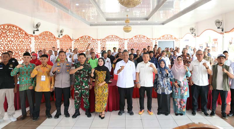 Bupati Rohul Anton ST MM foto bersama forkopimda sekaligus memberikan sambutan saat membuka Musorkablub KONI Rohul di Pendopo Rumah Dinas Bupati Rohul