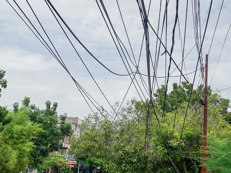 Keberadaan kabel-kabel jaringan fiber optik yang terpasang semerawut di Jalan Ahmad Yani, Pekanbaru menjuntai ke bawah, beberapa hari lalu.