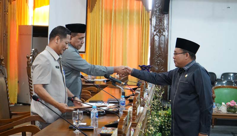 Juru bicara DPRD Kuansing Desta Harianto menyampaikan rekomendasi DPRD Kuansing terhadap LKPj 2024 dalam paripurna DPRD, Rabu (14/5/2025).