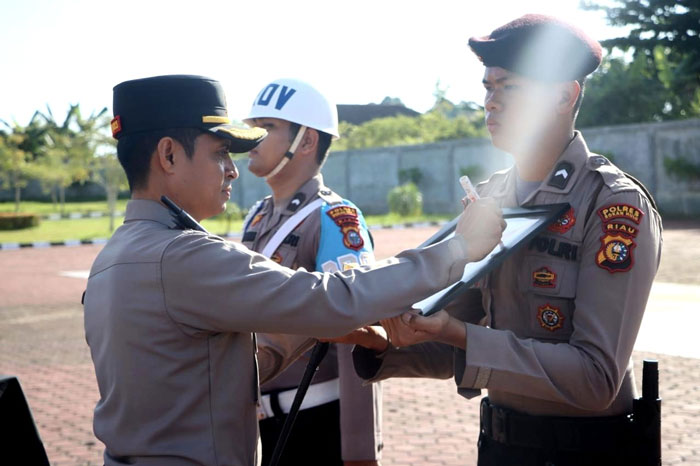 Kapolres Rohul AKBP Emil Eka Putra SIK SH MSi memimpin upacara PTDH terhadap personil Polres Rohul Atasnama Aipda Marihot Pane di Mako Polres Rohul, Kamis (15/5/2025).