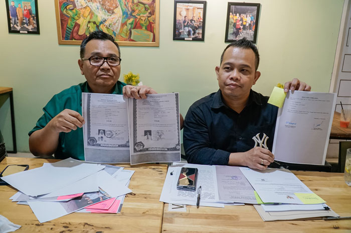 Kuasa Hukum PT Mega Sanel Lestari Daud Pasaribu (kanan) dan Bangun Pasaribu memberikan keterangan pers, Kamis (15/5/2025).