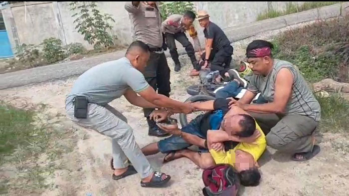 Penangkapan dua pelaku penyalahgunaan narkotika oleh Tim Polsek Rengat Barat, Kamis (15/5/2025).