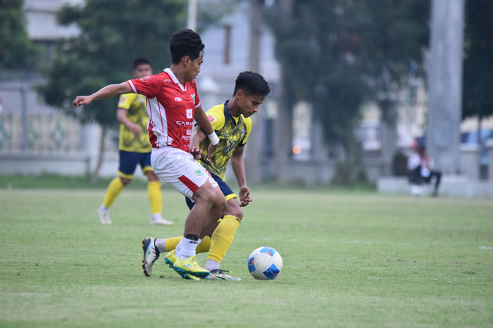 Pemain Pekanbaru FC Ali M Ichsan (kanan) mengamankan bola dari rebutan pemain Persikoba dalam laga penyisihan Grup D Babak 16 Besar Liga 4 Nasional 2024-2025 di Stadion Kota Barat, Surakarta, Kamis