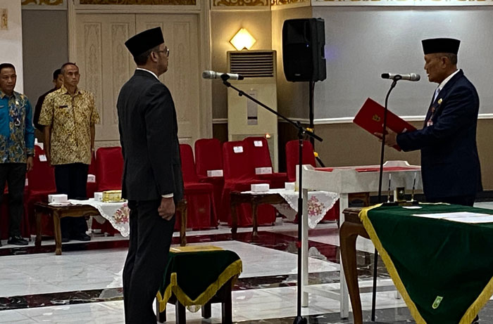 Sekdaprov Riau Taufiq OH melantik 30 pejabat eselon III di lingkungan Pemprov Riau di gedung daerah Riau, Kamis (15/5/2025).