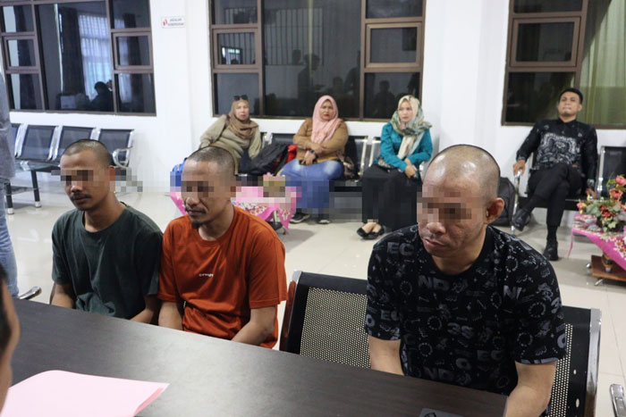 Tiga tersangka bersama barang bukti sabu seberat 90 kg diserahkan ke Kejari Bengkalis oleh penyidik Satreskrim Narkoba Polres Bengkalis, Kamis (15/5/2025).