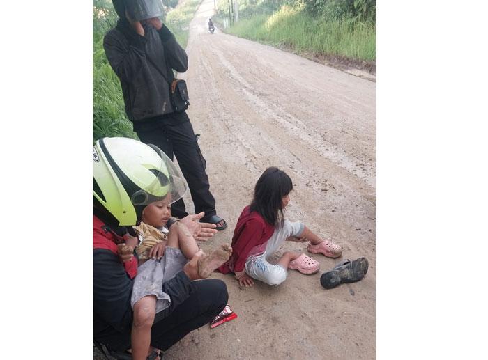 Warga jatuh karena melintasi jalan yang ada serakan tanah dari aktivitas diduga galian C di Jalan Bata Merah, Kecamatan Tenayan Raya.