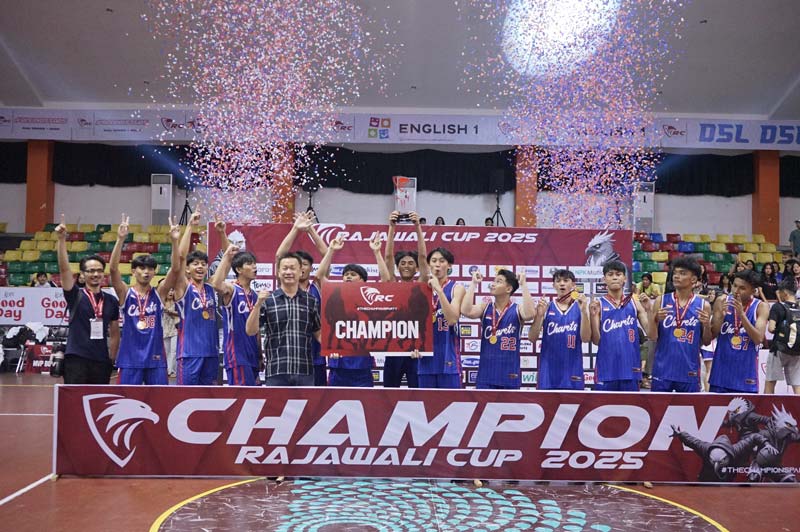 Tim SMAN 2 Bandung melakukan selebrasi usai penyerahan hadiah juara Rajawali Cup III 2025 oleh ketua pelaksana Juaris Firdaus di GOR Tribuana Pekanbaru.