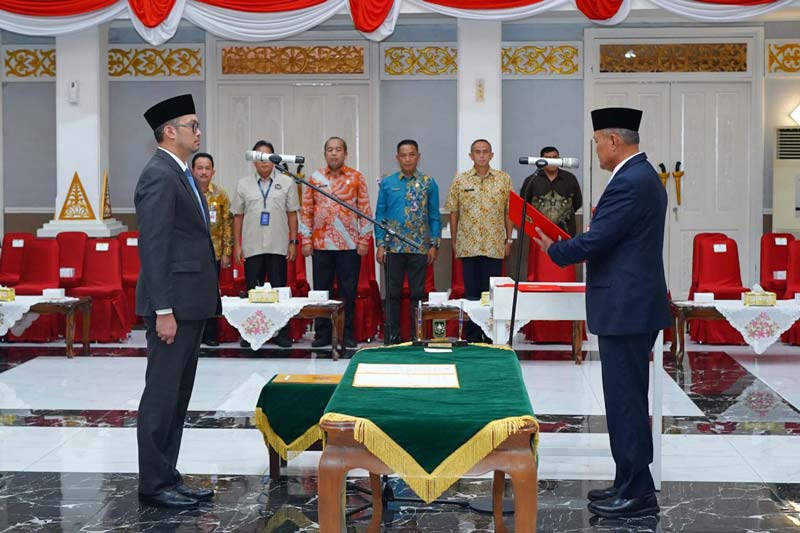 Prosesi pelantikan pejabat eselon III di lingkungan Pemprov Riau oleh Sekdaprov Riau Taufiq OH di Gedung Daerah Riau, Kamis (15/5/2025).