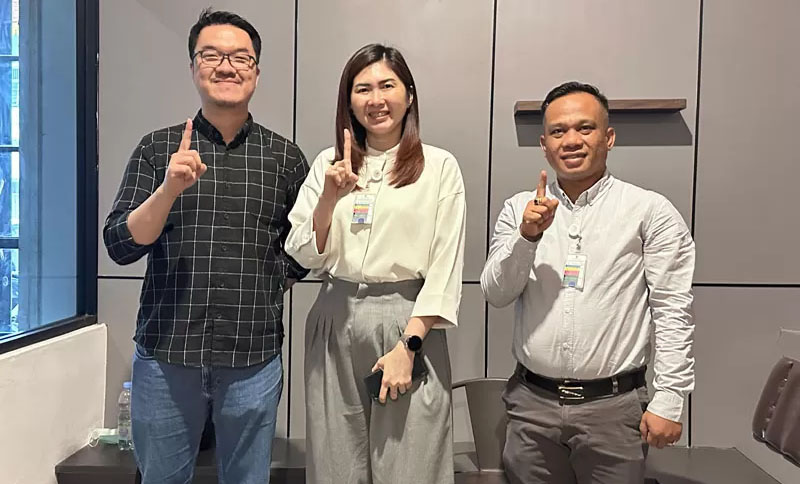 Director Eka Hospital Pekanbaru dr Monika Noviena Susanto MARS (tengah) foto bersama Spesialis Orthopedi dan Tulang Belakang dr Petrus Aprianto SpOT AIFO-K FICS.