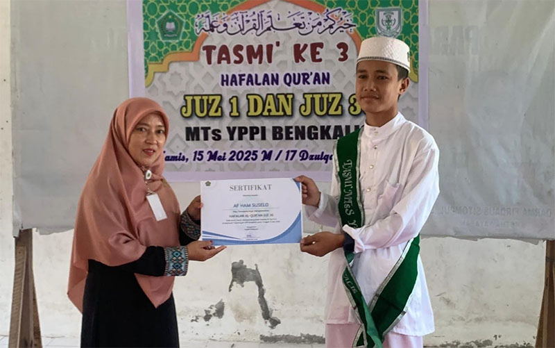 Kepala MTs YPPI Bengkalis Jumillia menyerahkan sertifikat kepada pelajar yang berhasil  di Tasmi