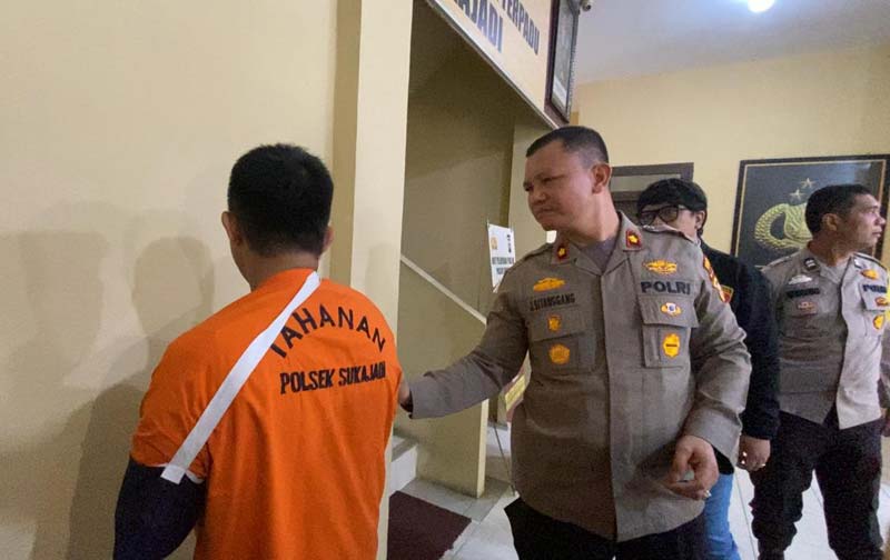 Kapolsek Sukajadi Kompol Jorminal Sitanggang menginterogasi pelaku pembunuhan karyawan rumah makan ampera saat ekspose di Mapolsek Sukajadi, Kamis (15/5/2025).