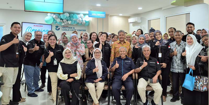 Manajemen RS Awal Bros A Yani dan insan Awal Bros foto bersama setelah kegiatan syukuran Poli Ibu dan Anak, belum lama ini.