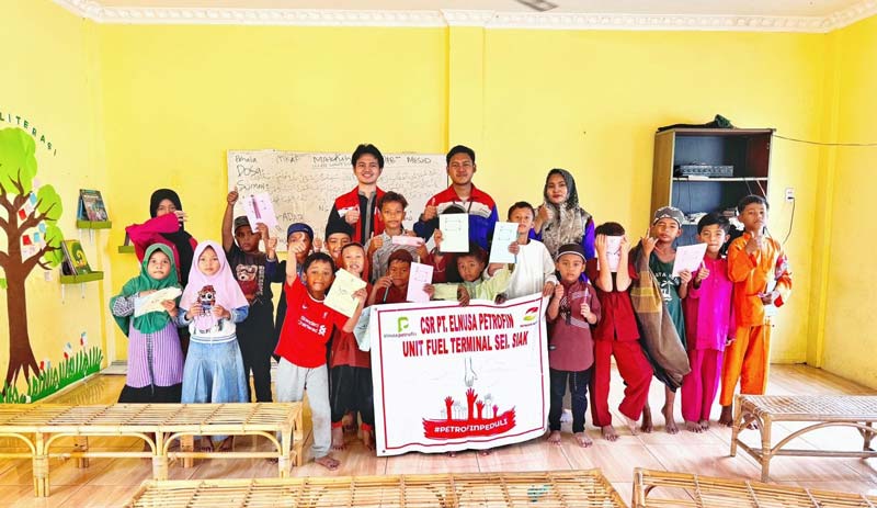Perwakilan Elnusa Petrofin berfoto bersama anak-anak peserta didik TPA di lingkungan Fuel Terminal Sungai Siak yang menjadi sasaran program CSR, belum lama ini.