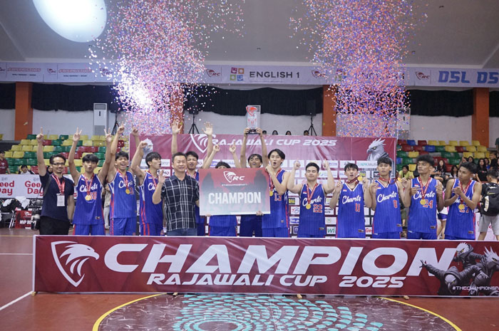 Ketua Pelaksana Rajawali Cup III Juaris Firdaus foto bersama Champion Putra Turnamen Rajawali Cup III 2025 SMAN 2 Bandung di Gelanggang Olahraga Tribuana Pekanbaru, Kamis  (15/5/2025) malam.