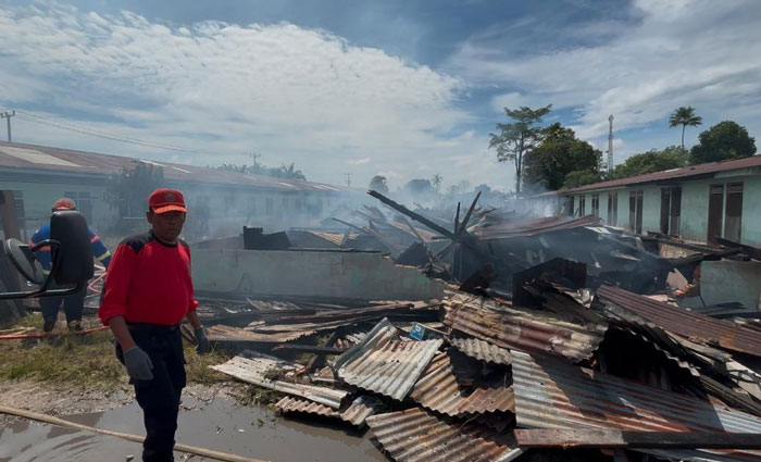 Satu blok mess karyawan PT Panca Eka yang berada di Dusun I dan II, Kampung/Desa Merempan Hulu, Kecamatan Siak terbakar.