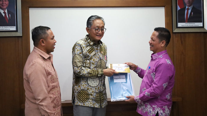 Wakil Bupati Kuansing H Muklisin menyerahkan proposal usulan program Sekolah Rakyat pada Mensos beberapa waktu lalu di gedung Kementerian Sosial.