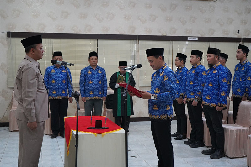 Inspektur Inspektorat Inhil Bambang Pamungkas melantik 14 pejabat fungsional di aula Bappeda Inhil, Tembilahan, Jumat (15/5/2025).