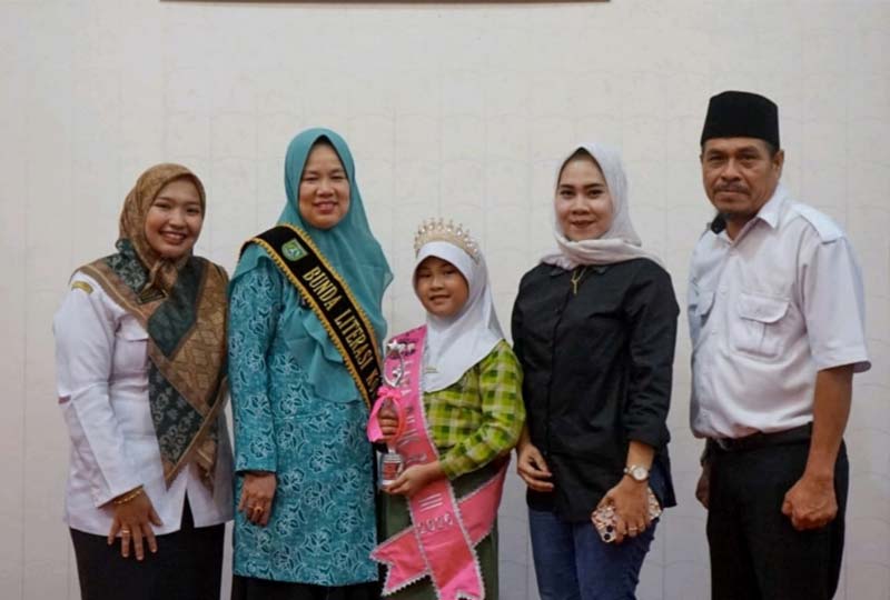 Alifa Humayra Gusri didampingi orang tuanya berfoto bersama Bunda Literasi Kota Dumai Leni Ramaini dan pihak SD Negeri 004 Teluk Binjai, Kecamatan Dumai Timur