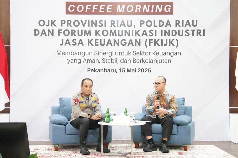 Kepala OJK Riau Triyoga Laksito dan Kapolda Riau Irjen Pol Herry Heryawan saat menyampaikan materi dalam kegiatan coffee morning yang digelar OJK Riau