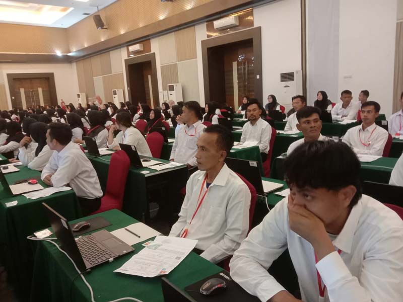 Peserta calon PPPK Rohil tahap II saat mengikuti ujian di Kantor BKN Pekanbaru, Jumat (16/5/2025).