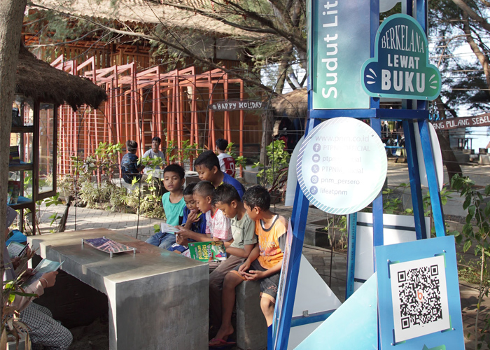 Sudut Literasi di Banyuwangi sebagai ruang baca fisik untuk anak-anak di pesisir.