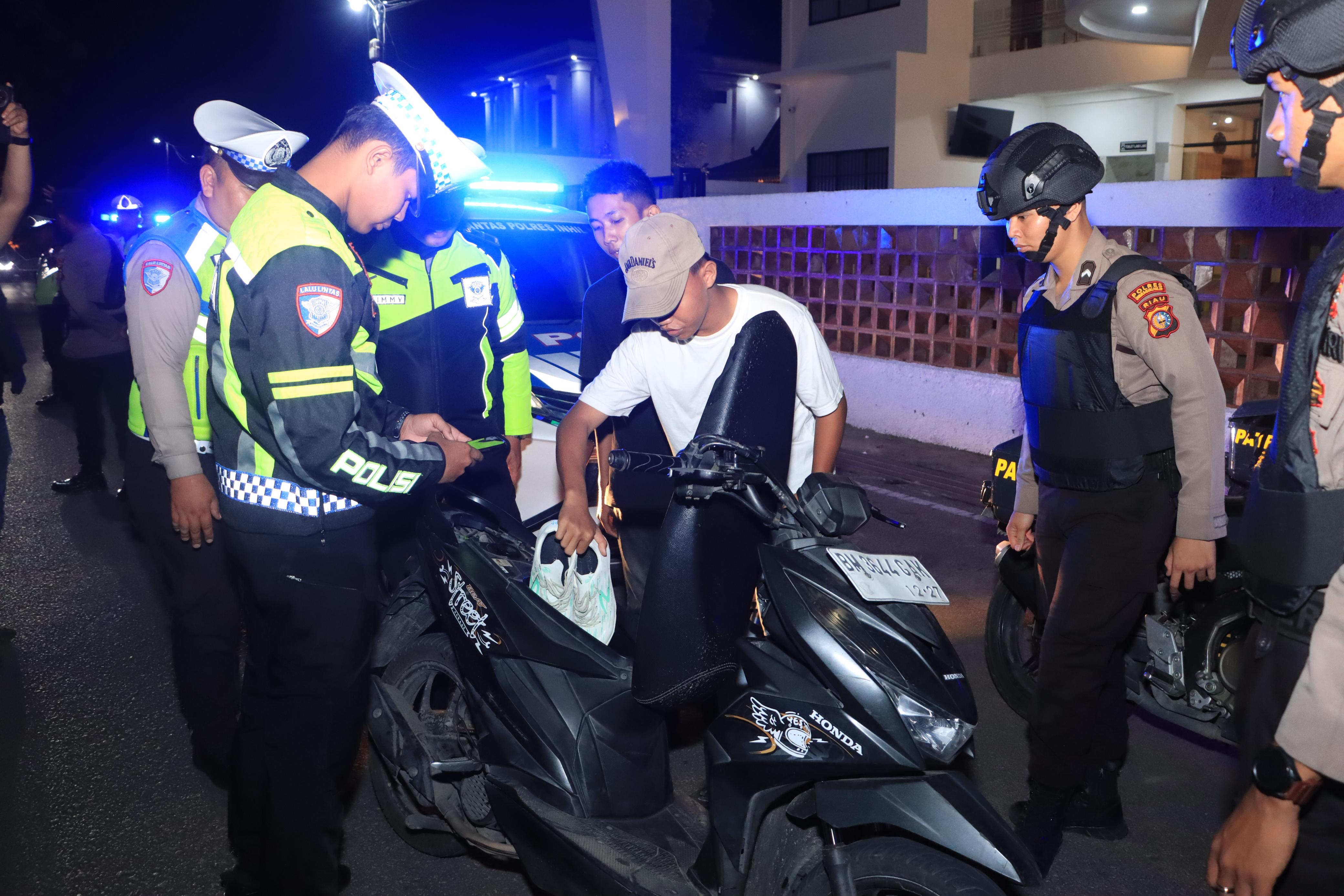 Tim RAGA Polres Inhil melakukan pemeriksaan terhadap pemuda di Jalan Swarna Bumi, Tembilahan, Inhil, Sabtu (17/5/2025).
