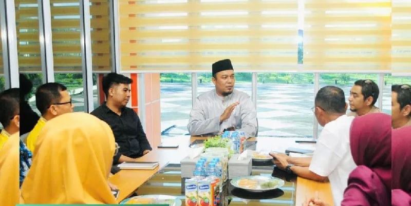 Bupati Inhu, Ade Agus Hartanto SSos MSI saat memimpin rapat penonaktifan Kades Dusun Tua, Jumat (16/5/2025)