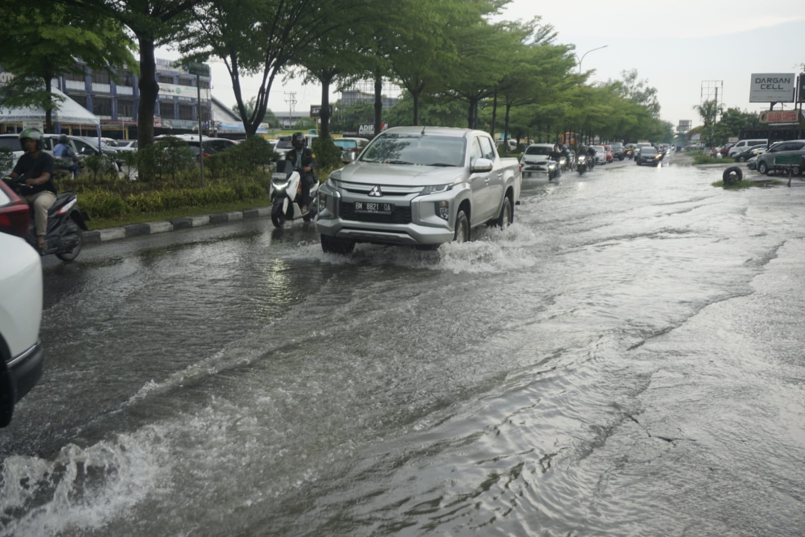 Genangan air di Jalan Soekarno Hatta di depan Jalan Seroja, akibat hujan mengguyur Kota Pekanbaru pagi ini, BMKG memprediksi hujan bakal terjadi di wilayah Riau hingga Ahad (18/5/2025) malam.