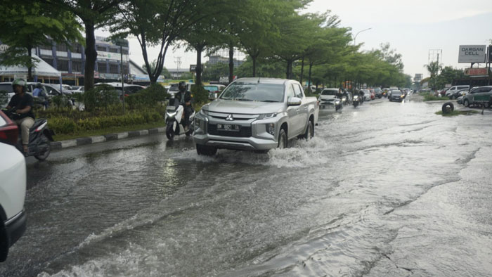 Jalan Soekarno Hatta di depan Jalan Seroja tergenang usai hujan mengguyur Kota Pekanbaru, Ahad (18/5/2025).