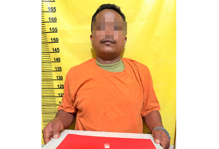 Oknum Kades Desa Dusun Tua berinisial Sam yang ditangkap Tim Polsek Kelayang, Sabtu (17/5/2025).