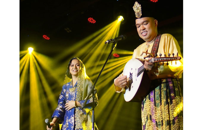 Rojer Kajol kenakan Tenun Lejo Bukit Batu di Konser Musik Tradisi Seri Malaya tahun 2025 digelar Sabtu (17/5/2025) malam.
