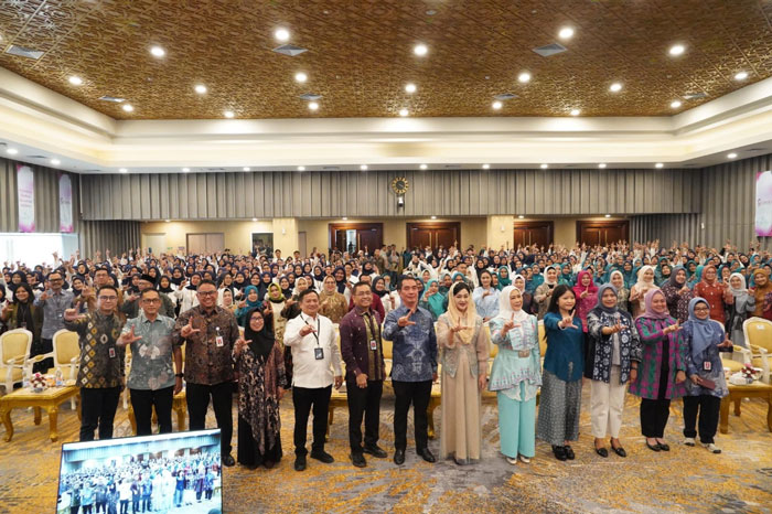 Kepala Eksekutif Pengawasan Prilaku pelaku usaha Jasa keuangan, Edukasi, dan Perlindungan Konsumen OJK Friderica Widyasari Dewi (6 kanan) foto bersama Direktur Utama PNM Arief Mulyadi (baju putih)