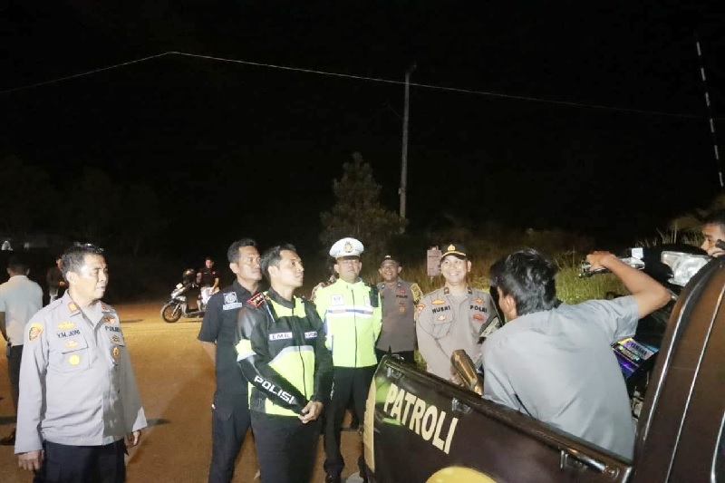 Kapolres Rohul AKBP Emil Eka Putra SIK SH MSi turun langsung pimpin patroli Tim Raga Anti Premanisme di Ibukota Kabupaten Rohul Pasirpengaraian dan sekitarnya. Sabtu, (17/5/2025).