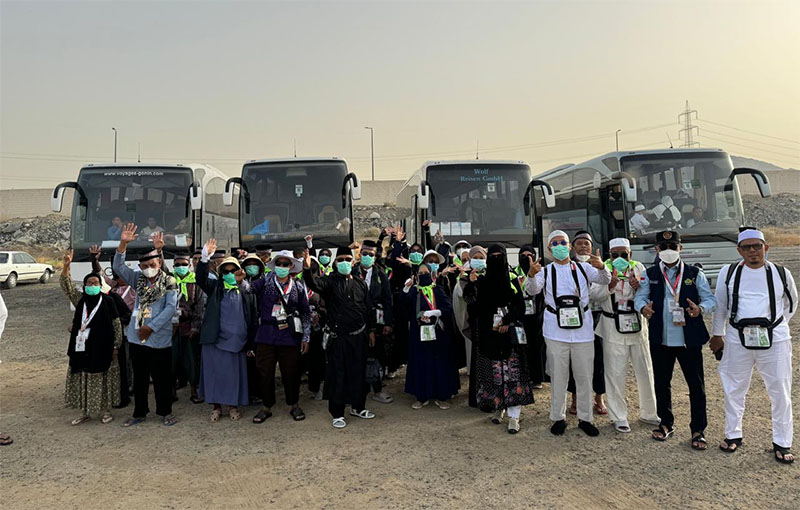 Ketua TPHD Rohil H Fauzi Efrizal (dua dari kanan) bersama para JCH, di tanah suci Makkah.
