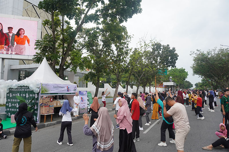 Warga Pekanbaru mengikuti senam zumba memperingati HUT ke-11 PT Andalas Dolomit Sejahtera. Acara dipusatkan di CFD Jalan Sudirman Pekanbaru.