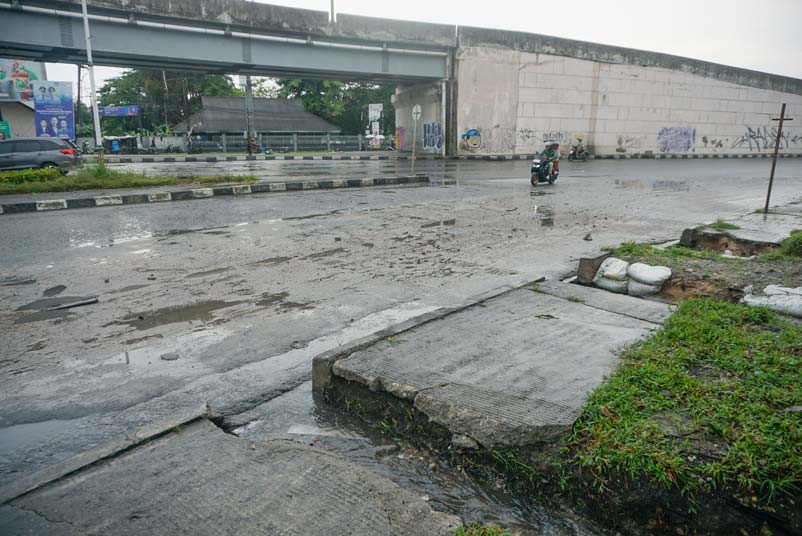 Pengendara melintas di persimpangan Pasar Pagi Arengka usai hujan deras mengguyur Kota Pekanbaru, Ahad (18/5/2025) pagi.