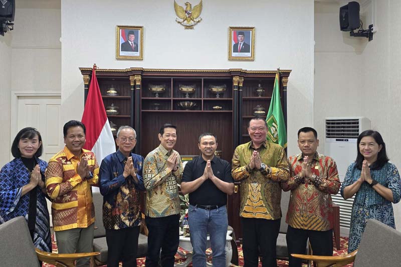 Gubernur Riau Abdul Wahid (empat kanan) foto bersama Panitia Waisak Bersama yang diketuai Ket Tjing&nbsp;(empat kiri) saat audiensi jelang perayaan Dharmasanti Waisak