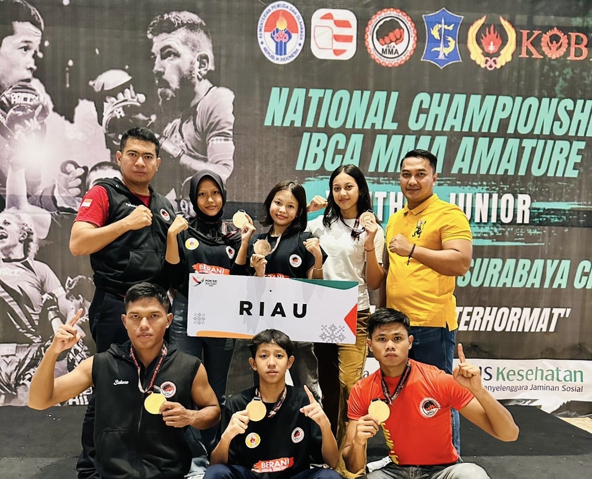Atlet dan pelatih IBCA MMA Riau foto bersama usai menyabet enam medali emas pada Kejurnas di Surabaya, 15-18 Mei 2025.