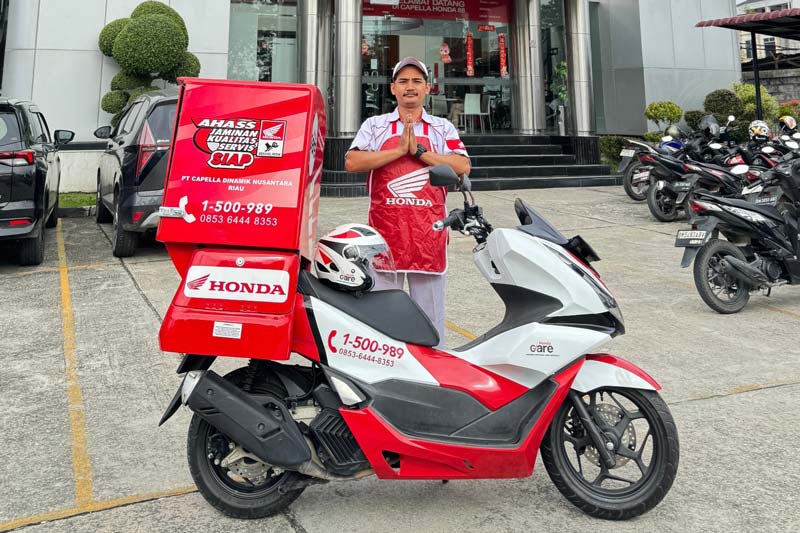 Petugas Honda Care dari PT Capella Dinamik Nusantara Riau siap membantu konsumen yang mengalami mogok di perjalanan.